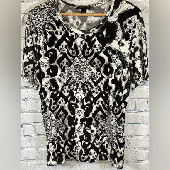 St. John Black Cream Geo Classic Timeless Elegant Chic Casual Short Sleeve Tee M - Picture 1 of 7